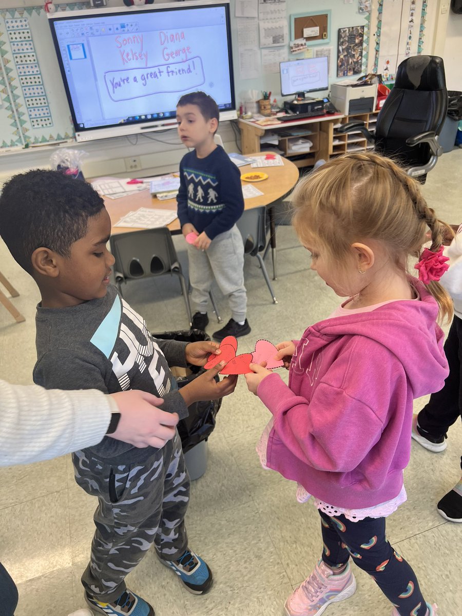 MrsRiceHWPS's tweet photo. Great first day of Bulldog Buddies! We listened to “The Day It Rained Hearts,” and wrote one kind thing about a buddy ♥️ Then, we conducted a candy heart experiment to see which liquids candy hearts would sink or float in. Great job to our buddies! 🐶💙🤍 #FECC @Academics_HWPS https://t.co/p2fHEvT3mf