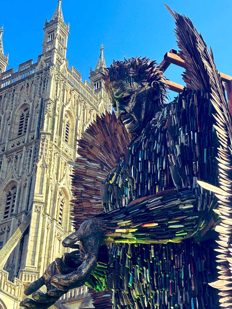 Absolutely stunning & poignant @GlosCathedral 

100,000 knives make up this statue @AlfieBradley1 @VisitGloucester @PunchlineGlos #gloucester