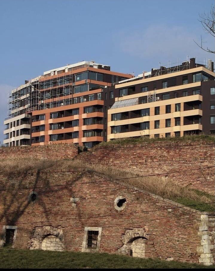 amebina_beba's tweet photo. beogradjani, evo, lepo vas pitam, šta još treba da urade da vas još više ponize pa da se vi probudite i reagujete? ne, ne treba da izadje cela srbija. dovoljno je da izadje beograd. izadjite, kasno je odavno, ali izadjite! kamen vam ostati neće! https://t.co/SLrtdcBHKJ