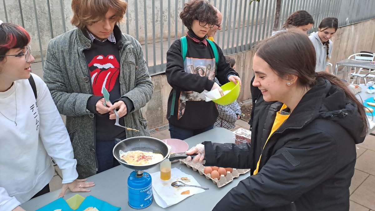 Més de 180 truites al barri de la #Marina per celebrar el 10è aniversari de l'Entruita't. Al #SantsMontjuïcAlDia entrevistem en Dani Fernández de <a href="/lamarinaviva/">La Marina Viva</a>, que també ens explica totes les activitats que han preparat per celebrar el #carnaval.

📻go.ivoox.com/rf/103004284