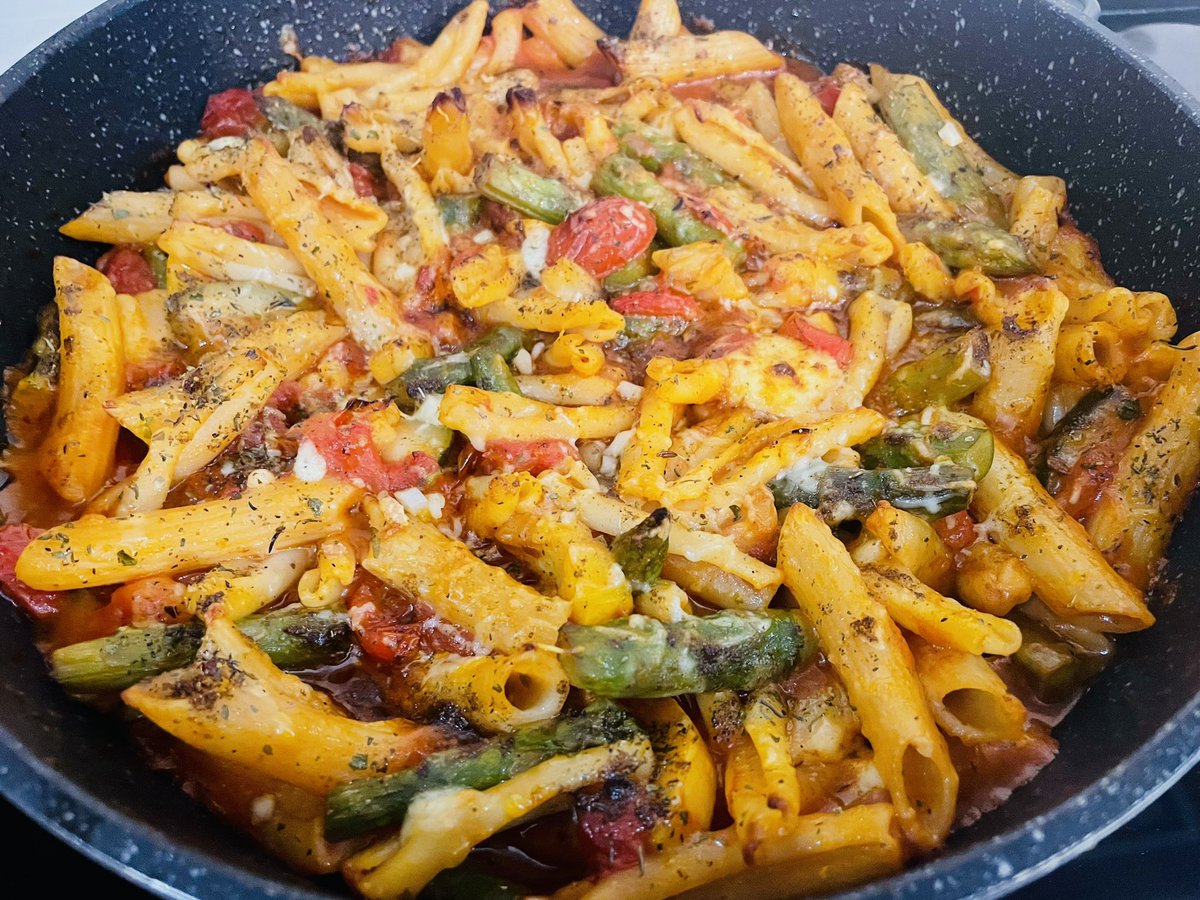 Sunita31605146's tweet image. Happy Valentine’s Day everyone 
Enjoy 
Mix veg stir fry noodles prepared by my other half 
Mix veg pasta bake prepared by me 
#ValentineDay #foodwithlove #comfortfood