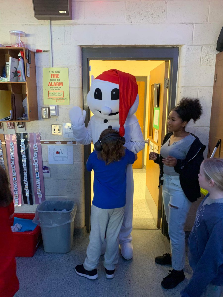 Some #excited #kids #meeting #Bonhomme today and one #friend who wouldn’t let go! #gecdsbgains <a href="/MsRuggaber/">Ms.Amanda Ruggaber</a> <a href="/MrsMoore119/">Tracey Moore</a> <a href="/WinneyKelly/">Kelly</a> <a href="/kathcollins67/">Ms. Collins</a> <a href="/PEPanthers/">Princess Elizabeth</a> @MikeWil03652704 <a href="/learningstance/">Dr. Jeff Hillman</a> <a href="/gecdsbpro/">GECDSB PR</a> <a href="/Brittan20988874/">Brittany</a>