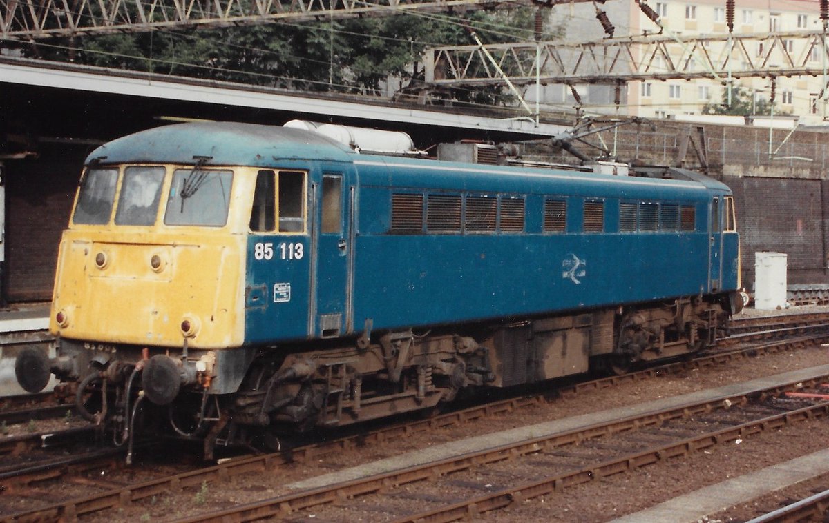 SalopianLyne's tweet photo. London Euston station 28th July 1991
Restricted to 80mph &amp; renumbered from 85003 Class 85/1 electric loco 85113 looks rather rough &amp; missing its cast Double Arrows
4 months later it would roar no more
#BritishRail #Class85 #London #Euston #electric #BRBlue #trainspotting 🤓 https://t.co/LC8gnz2PUN