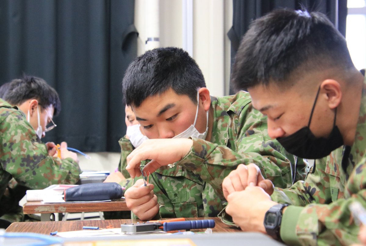 JGSDF_ITAZUMA's tweet image. #第３４普通科連隊 で実施中の #初級部隊ネットワーク 集合教育で参加者は #通信 に関する知識・技能を修得するため様々な課目に挑んでいます。
写真は #有線 の接続 #ＬＡＮケーブル の作成要領を演練している様子です。

#板妻駐屯地 #34普連 #イタヅマン