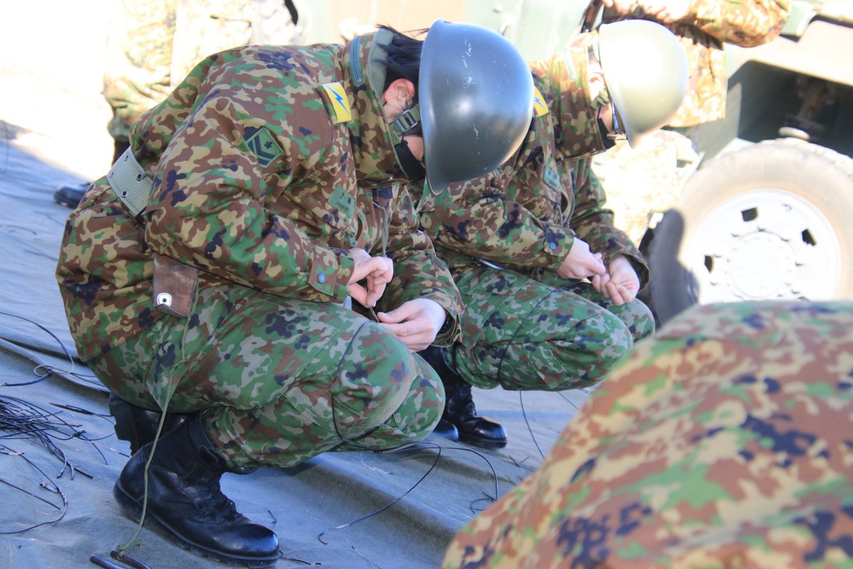 JGSDF_ITAZUMA's tweet image. #第３４普通科連隊 で実施中の #初級部隊ネットワーク 集合教育で参加者は #通信 に関する知識・技能を修得するため様々な課目に挑んでいます。
写真は #有線 の接続 #ＬＡＮケーブル の作成要領を演練している様子です。

#板妻駐屯地 #34普連 #イタヅマン