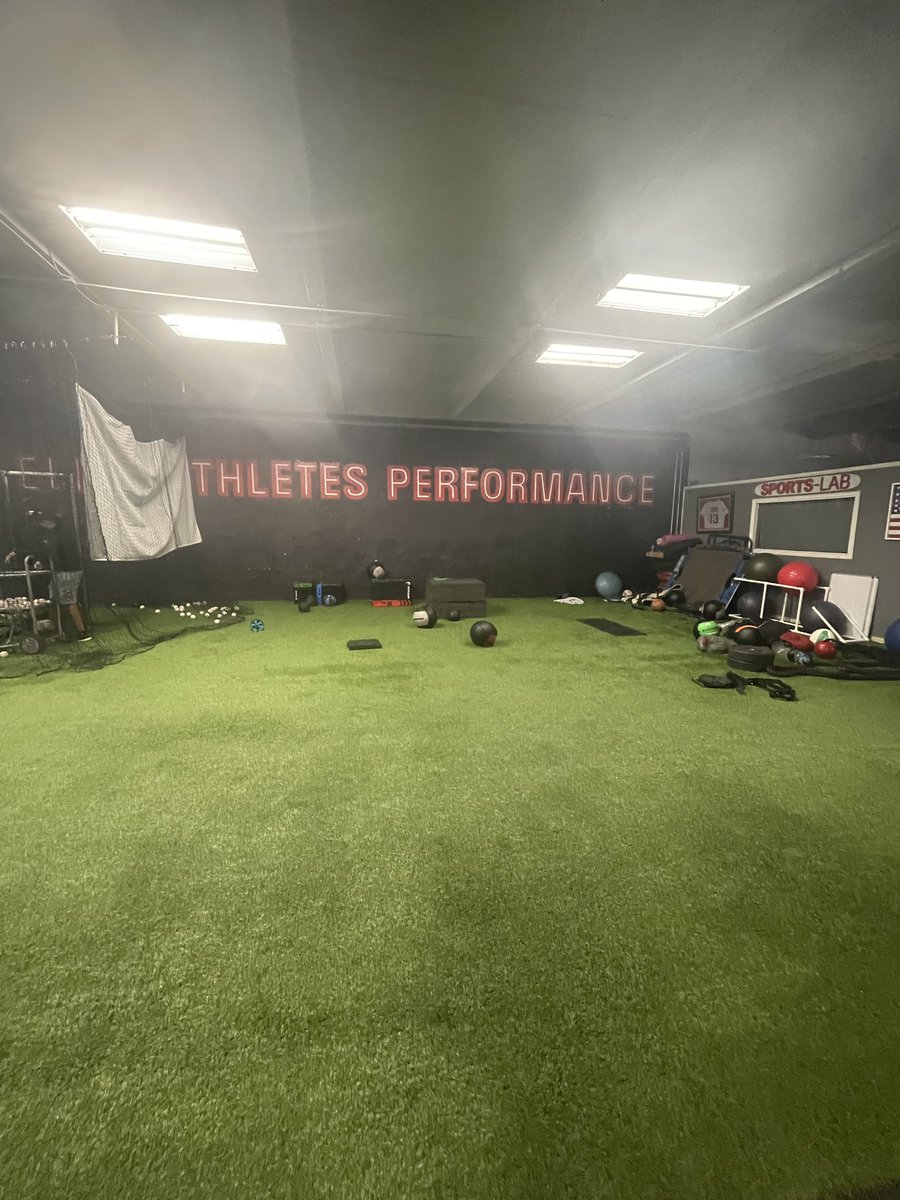 Another Monday at the gym working hard. Today reminds me of this quote by Tim Notke: “Hard work beats talent when talent doesn’t work hard.” 🔥💪🏻