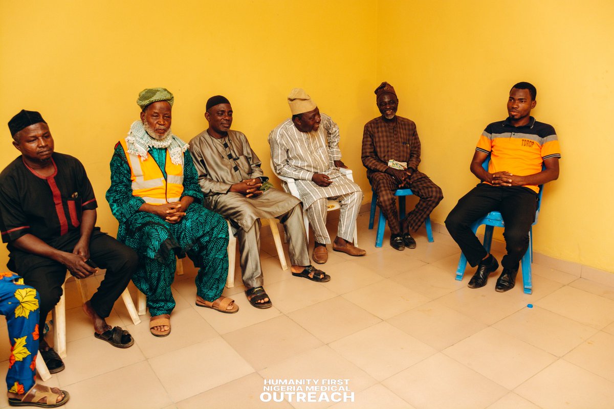 humanity1st_ng's tweet photo. The Sadr, Majlis Ansarullah Ahmadiyya Nigeria; Alh. (Engr.) Abdul-Waheed Adeoye and his entourage visit the ongoing Humanity First Nigeria Free Medical Outreach at Akinware village, Ido, in Ibadan, Oyo State.
#globalhealth #FreeMedicalOutreach #HumanityFirstNigeria #GlobalHealth https://t.co/NQedzXJqFi