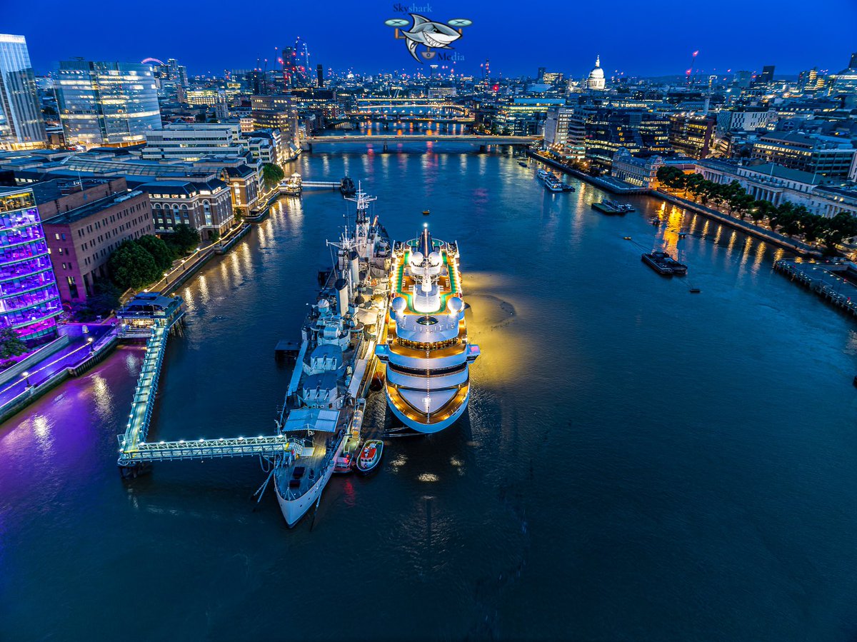 World Navigator @atlascruises moored alongside @I_W_M’s HMS Belfast on her short London visit. Thanks to PaDP for granting permission to fly. #WorldNavigator #AtlasOceanVoyages #CruiseShip #HMSBelfast #ShipsInPics #CruiseLiner #RiverThames #dronephotography