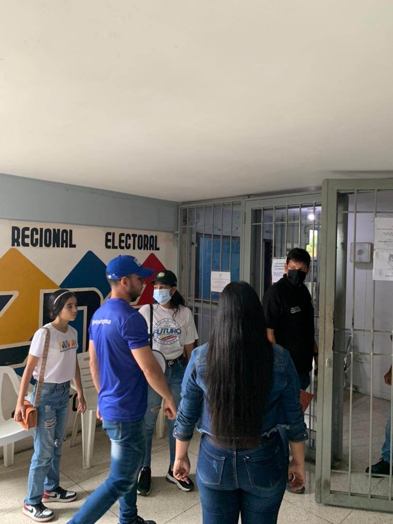 abg_gcaldeira's tweet photo. Este lunes 13F junto a nuestros aliados juveniles de la PUD, la dirigencia de @JDS_UNT #Portuguesa @partidoUNT acudimos a la ORE del CNE en Guanare para exigir la habilitación de puntos de inscripción en el #REP en los 14 mcpios y 41 pquias de Portuguesa #ElFuturoNosPertenece https://t.co/gEfx3vDGYa