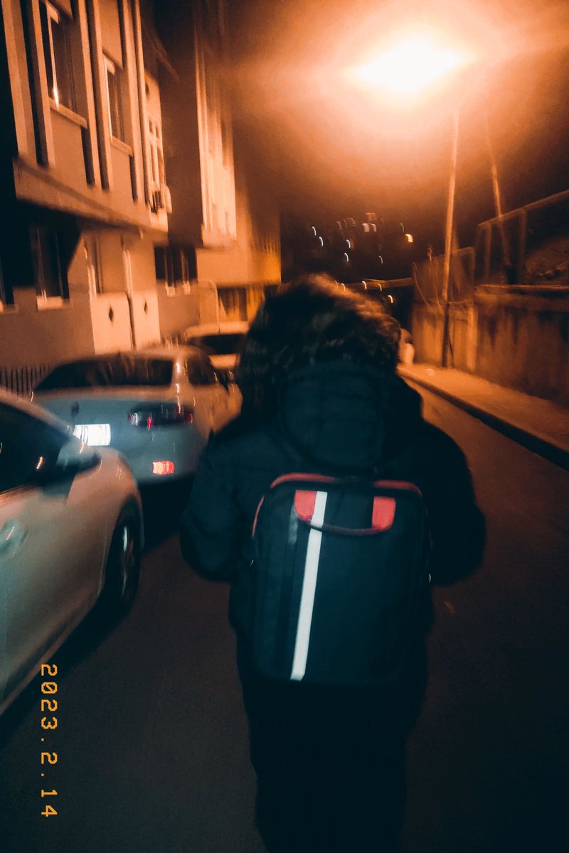 onlysemihh's tweet photo. sizce ben Eyüp'te gördüğüm bu ablayı ninja kaplumbağa sanmış miyimdir (biraz hızlı gidiyordu galiba göreve gidiyor zor yakaladım) https://t.co/xfpfXHTja7