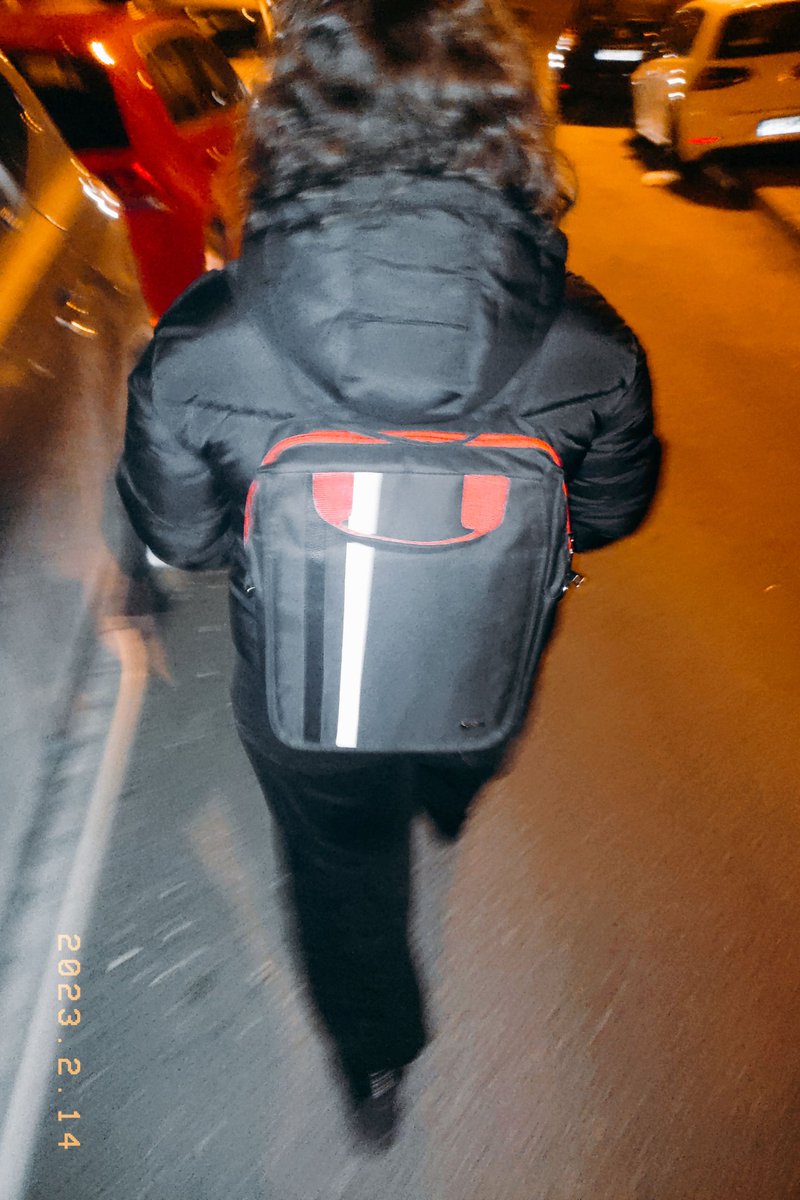 onlysemihh's tweet photo. sizce ben Eyüp'te gördüğüm bu ablayı ninja kaplumbağa sanmış miyimdir (biraz hızlı gidiyordu galiba göreve gidiyor zor yakaladım) https://t.co/xfpfXHTja7