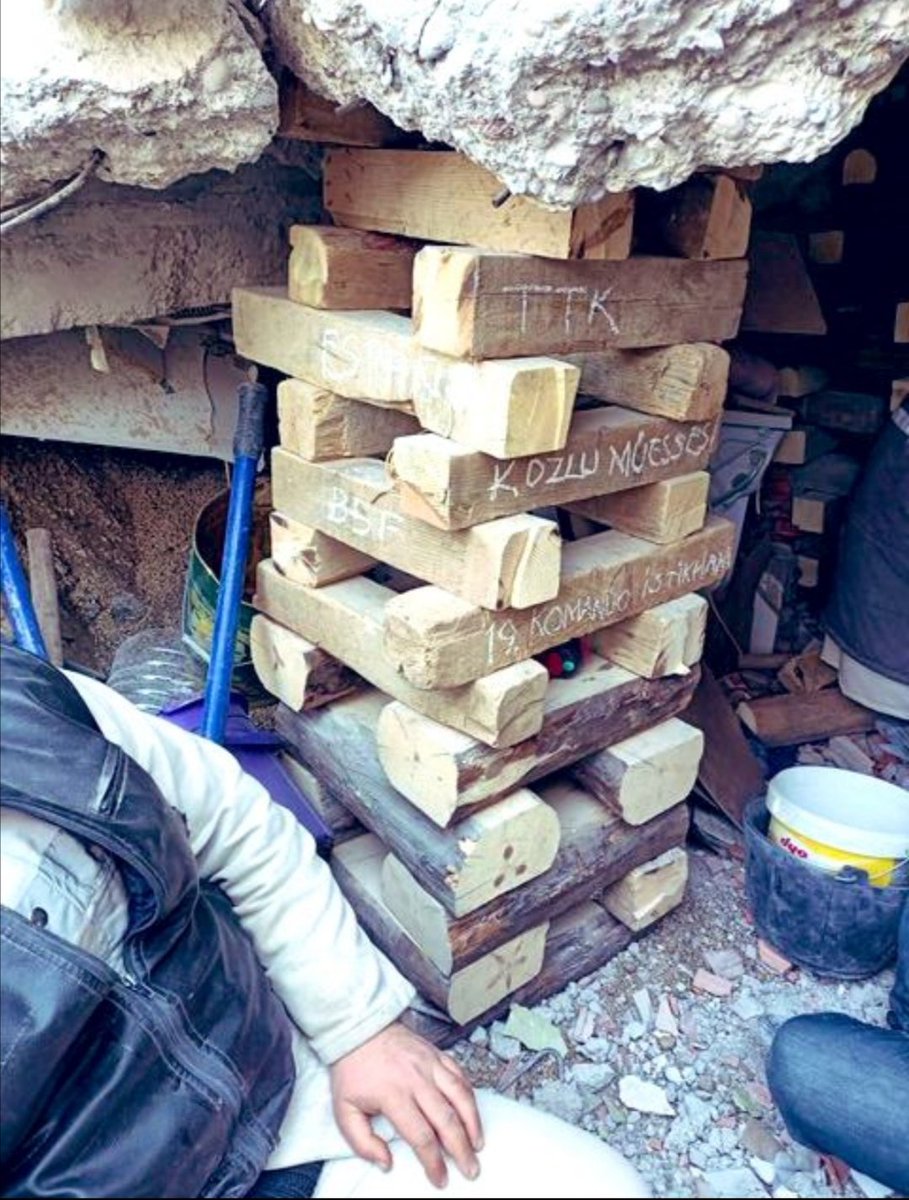 Yasarilbas1's tweet photo. İş makinelerine gerek yok!!! Madenciler tek başına iş makinesi görevi yapıyor. Madencilerin Domuz Damı dedikleri sistem. #SeçimlerErtelenemez #uğurarslan #deprem #HelpTurkey #Kahramanmaras #Hatay #Antakya https://t.co/KgKGsQApQf
