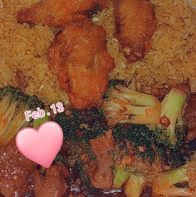 LindseysDivine's tweet photo. I have been depleted of all energy so now I must smash this. Beef n broccoli, chicken fried rice and chicken wings #numnums -my friend got me lazy- 😁 food always helps 🍴 https://t.co/dHuCr6JNne