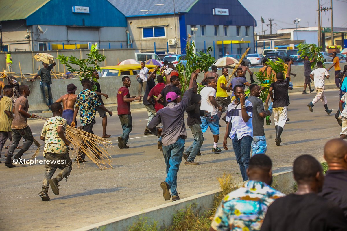 Xtopherewesi's tweet photo. These Ladipo boys were hyper, they chased down @PeterObi's convoy all the way to Oshodi, flagging down vehicles to stop, that their president was passing 😂😂😂. The streets have got love for their incoming president. https://t.co/IACaD9p920