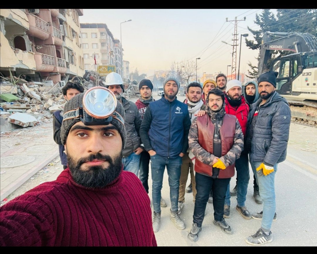 akadirtasar's tweet photo. Ümit Özdağ, enkaz bölgesinde Suriyeli nefreti kusarken Suriyeliler arama kurtarma çalışmalarında görev almışlar. https://t.co/uSSjoCVaNE