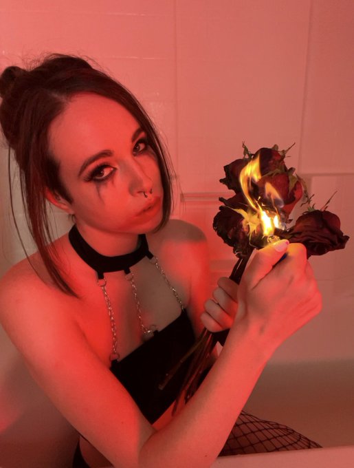 My anti-valentines day photoshoot turned into a 🔥 video 👀 More pics on Instagram! Same @ as twitter 🖤🥀<a href="/tag/mvsales"class="tags"><span>#mvsales</span></a>