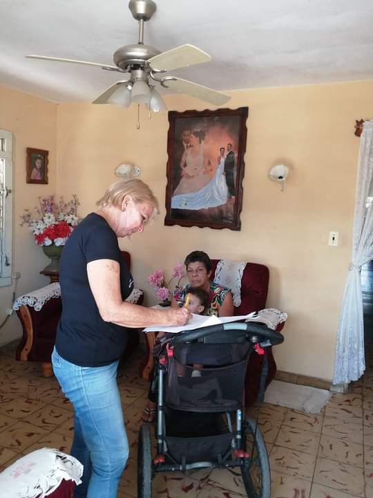 Jul1Julia's tweet photo. Realizan excelente intercambio casa a casa, dirigentes de base del Bloque 38 del C/P Sierra Caballos en  #IslaDeLaJuventud @FMC_Cuba #MujeresEnRevolución @TeresaBoue @LorenzoOsbel https://t.co/ROPUIs6YVM