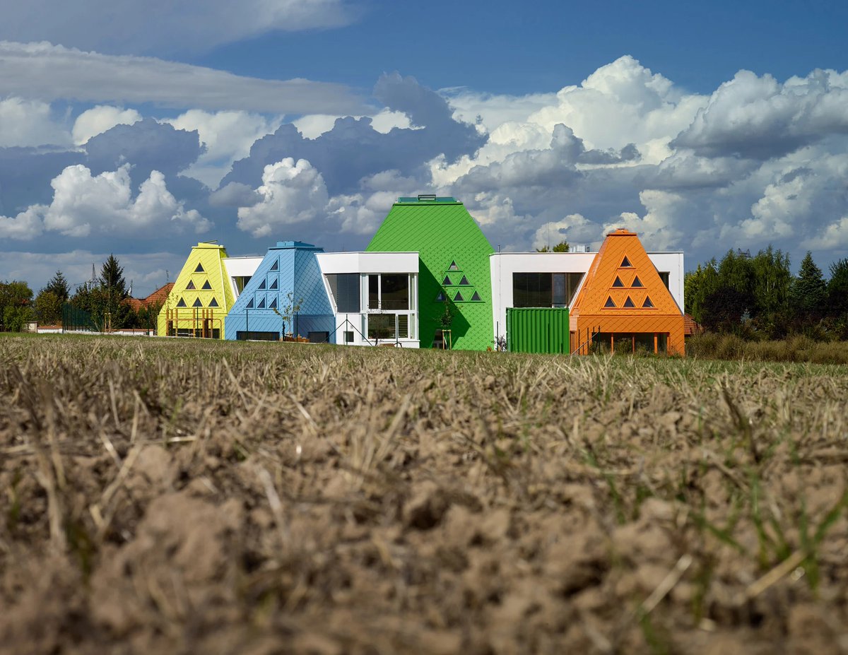 dezeen's tweet photo. Architektura draws on "children's spontaneity" for Větrník Kindergarten in Czech Republic: https://t.co/VSXEnzT8wz https://t.co/Hs3xFWfxaE