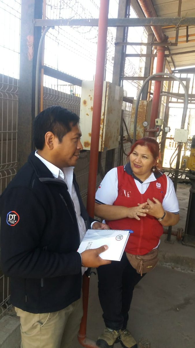 TarapacaDRT's tweet photo. Debido el #cortedeagua de #altohospicio el director regional Jaime Rojas recorrió las instalaciones de algunas empresas para verificar el cumplimiento de las condiciones sanitarias.
#Iquique #Tarapaca #trabajodecente @SeremiTrab_1R @DirecDelTrabajo @DPRTarapaca @MHospicio https://t.co/hHTNPMJz6Z