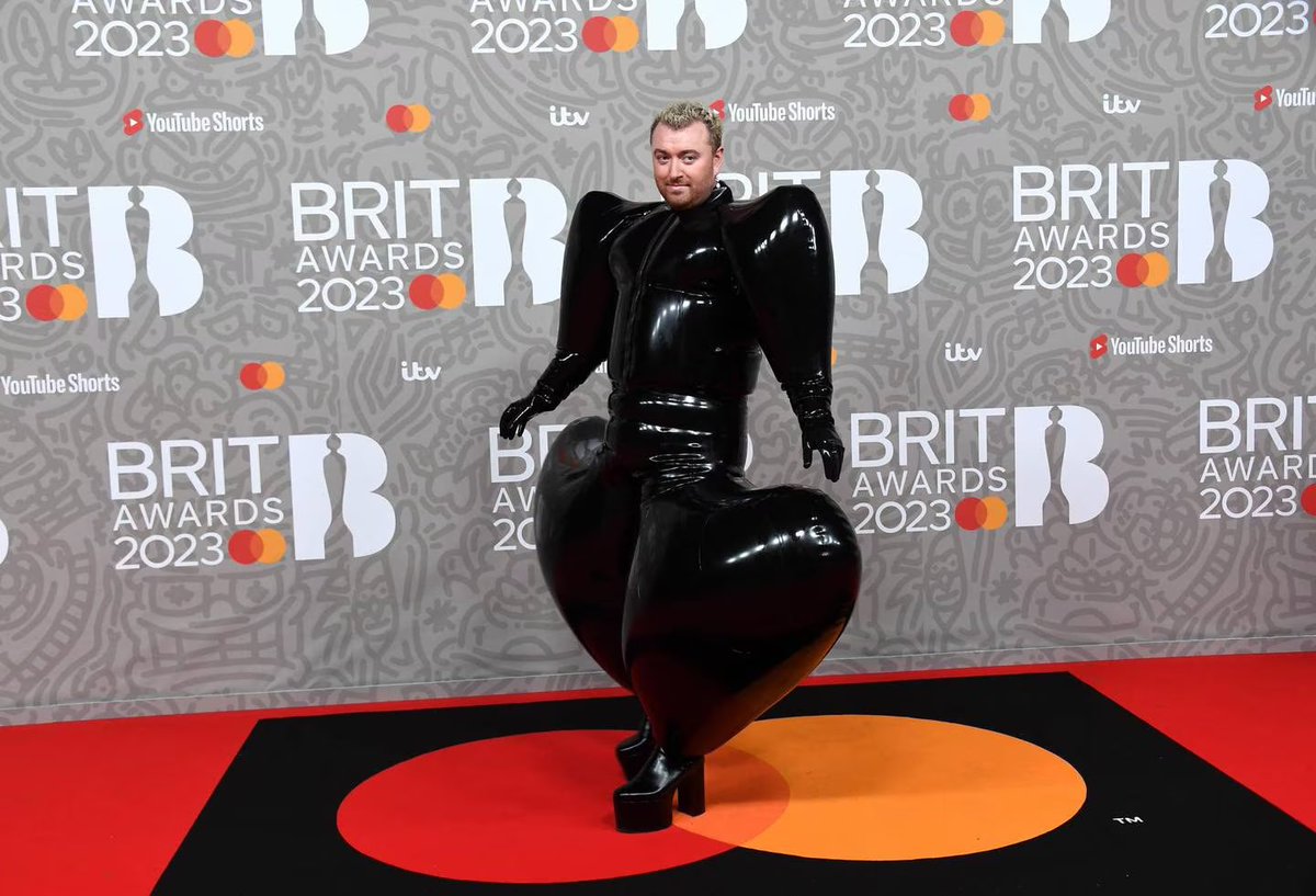 OyeDiegoGil's tweet photo. Cómo vieron el #outffit de #SamSmith ??? https://t.co/lGpA16E0iN