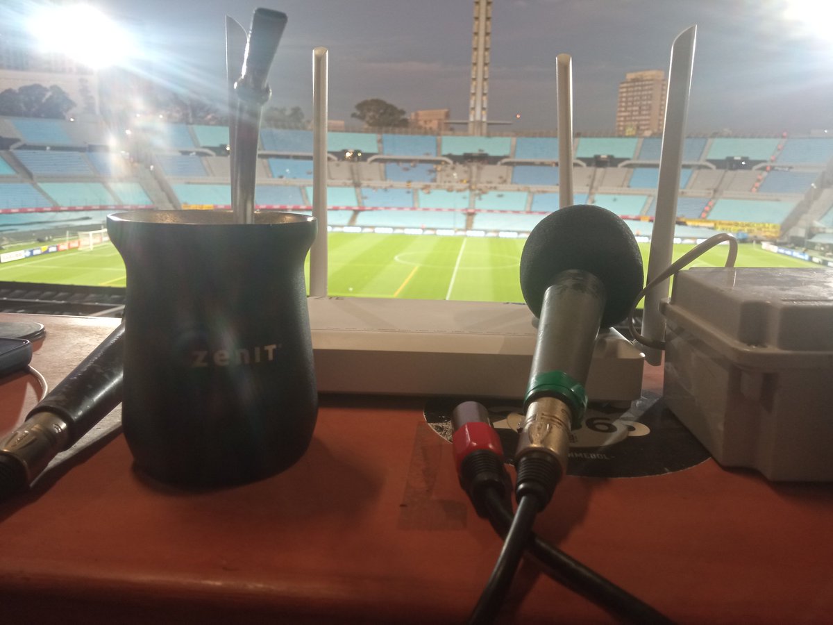 VictorRod614's tweet photo. Ya en el 🏟️ Centenario, a las 21.00 hs les cuento #LaLuz 🆚 #Peñarol por radio Centenario 1250 AM 📻 y https://t.co/PjAIAQO3AO junto al equipo de @futbol1250 https://t.co/eavbp89SZI