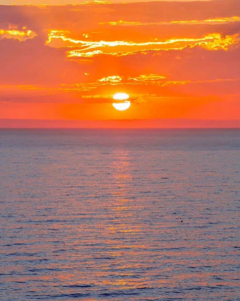 Aditidann's tweet photo. The sunset is especially gentle, the world is full of romance https://t.co/I1ewb68alV