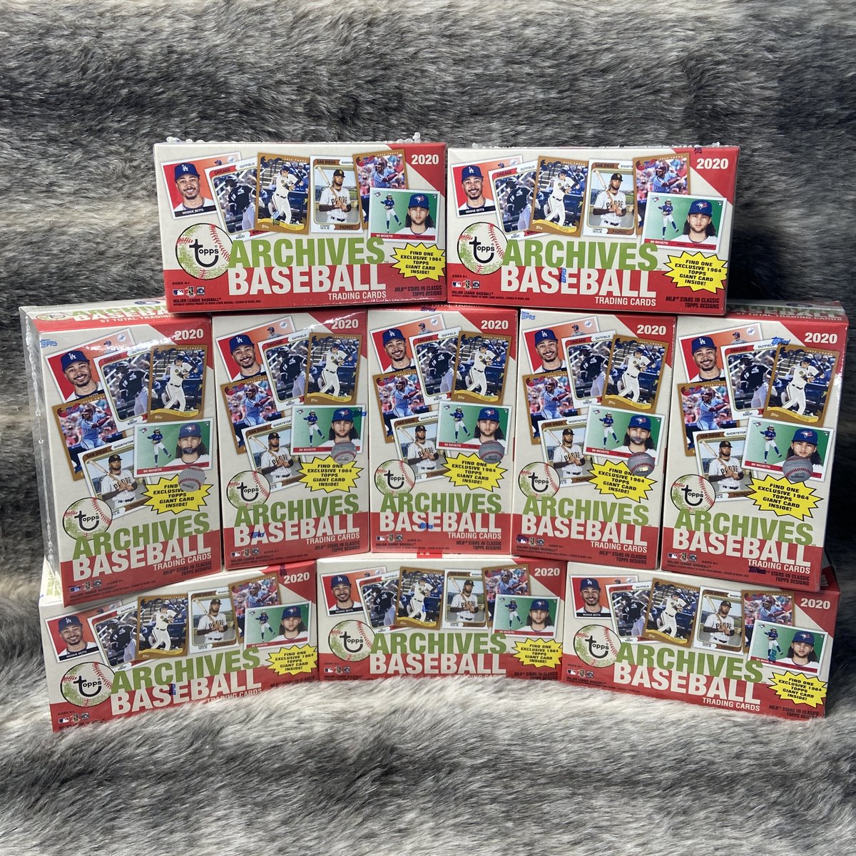 ThrillpackCards's tweet image. ⏰ 2020 Topps Archives at 83% under retail currently...

...auctions ending tonight. 

10 box pick your team break.

The hit rate on these blasters is massively underrated…

…in last break we pulled 4 numbered parallels and 3 autos (including a HOFer auto)!

@TheHobby247