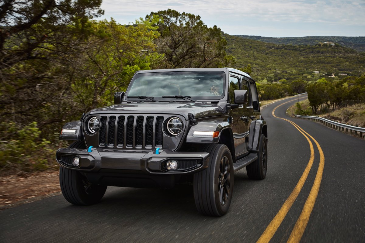 DriveEnvy's tweet photo. Entertainment on-demand. The #Jeep Wrangler offers an available 4G LTE Wi-Fi Hotspot, good for up to eight devices. 📱

Shop our inventory: https://t.co/VMe6oKz5ME https://t.co/lMsEfgUYpm