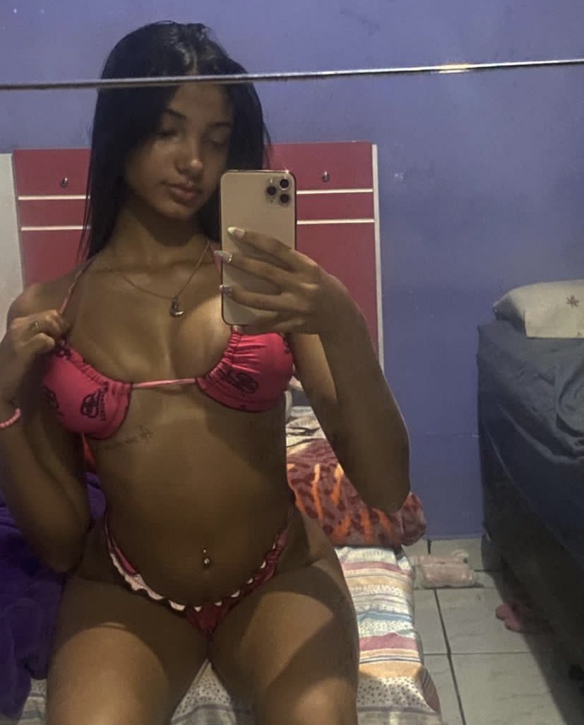 sereia__77's tweet photo. Alguém que anime ver meus peito ? Curti que eu mando 🙈🙈🤫 https://t.co/idEKUvAsGE