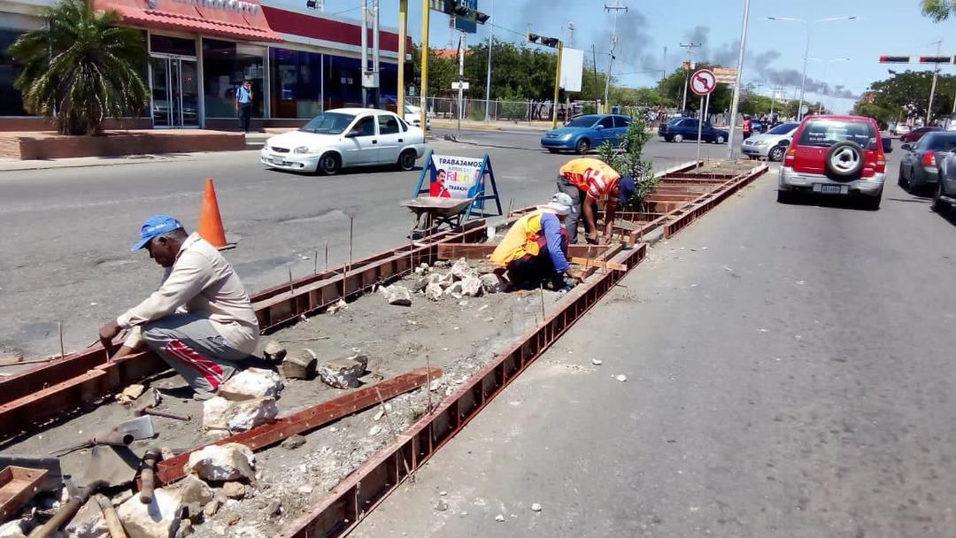 AitanaCorcega's tweet photo. Plan de trabajo "Juntos por Falcón" avanza en las calles de Punto Fijo, mcpio Carirubana, con labores de saneamiento urbano,alumbrado público, vialidad y agua potable, siguiendo orientaciones del pdte @NicolasMaduro y el Gdor Víctor Clark.
@GobFalcOficial
#JuventudIntegracionYPaz https://t.co/ab6ttsKJWk