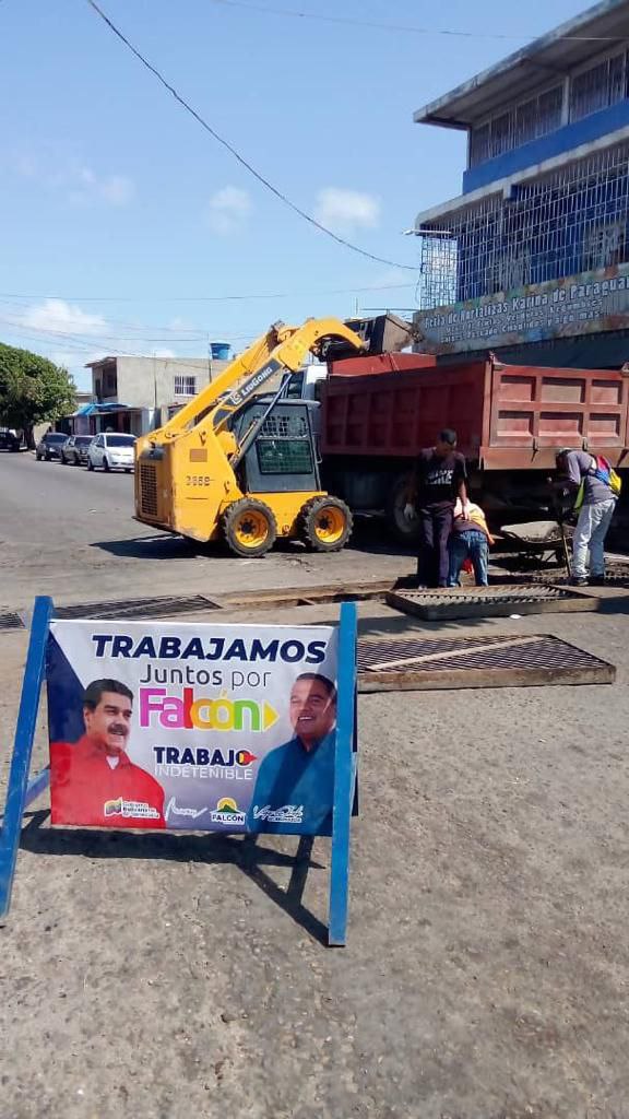 Plan de trabajo 'Juntos por Falcón' avanza en las calles de Punto Fijo, mcpio Carirubana, con labores de saneamiento urbano,alumbrado público, vialidad y agua potable, siguiendo orientaciones del pdte @NicolasMaduro y el Gdor Víctor Clark. @GobFalcOficial #JuventudIntegracionYPaz