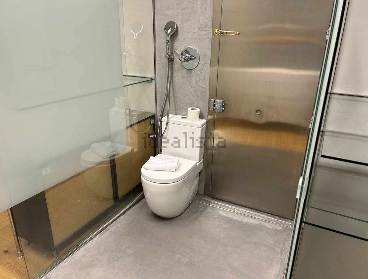 elzulista's tweet photo. - Cariño, viene el repartidor, abre tú ya que estás al lado 🚽 https://t.co/VnEgDNZN5E