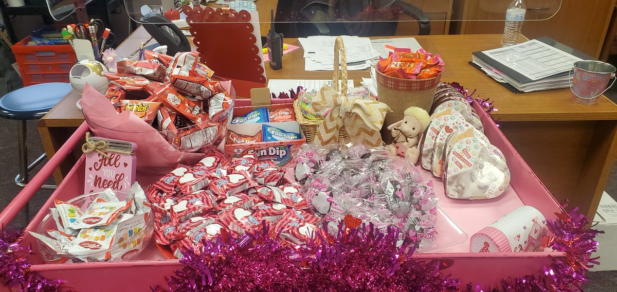 NISDRabaES's tweet image. Raba's annual Cupid Match kicked off today with lots of fun &amp;amp; communication!! It was nice seeing teachers and staff working together for snacks &amp;amp; candy ❤️🐍❤️ #RabaIgnited #rabarattlers