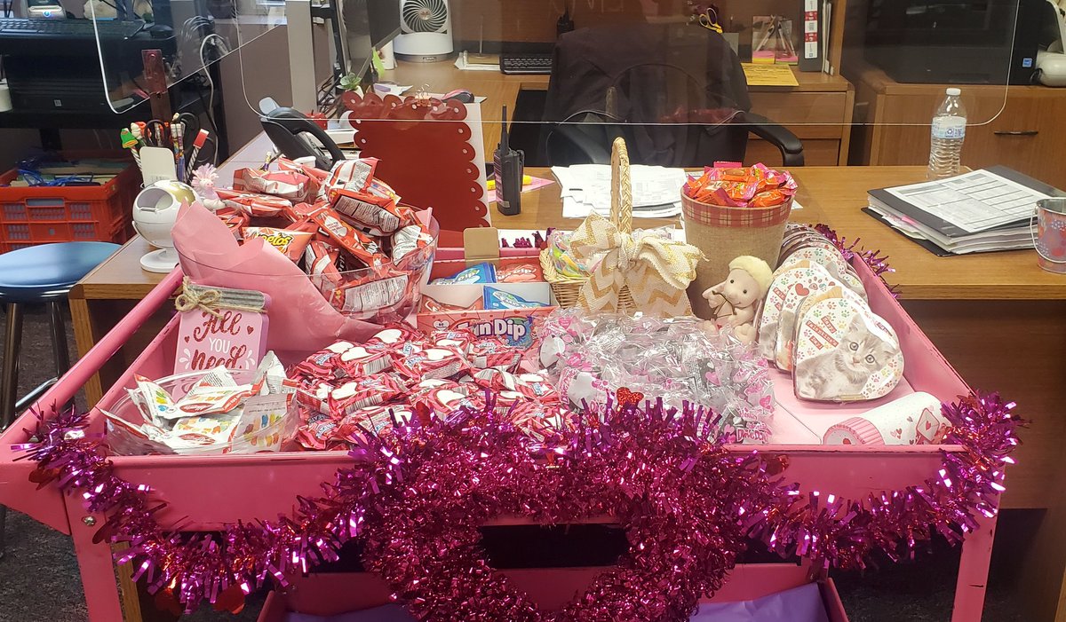 NISDRabaES's tweet image. Raba's annual Cupid Match kicked off today with lots of fun &amp;amp; communication!! It was nice seeing teachers and staff working together for snacks &amp;amp; candy ❤️🐍❤️ #RabaIgnited #rabarattlers