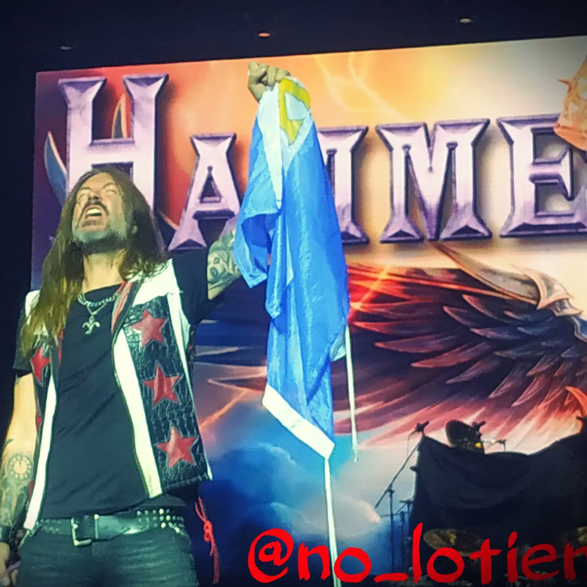 #JoacimsCans raising the flag that I specially made for them. Unforgettable night with @HammerFall  @helloweenorg @BetoVazquezInfi #unitedforces Forever grateful @OscarDronjak !