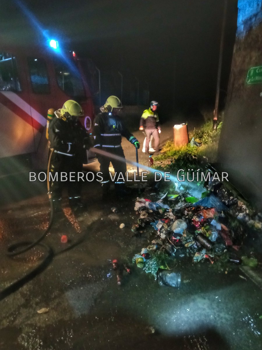 BomberosGuimar's tweet photo. Por cuarta noche consecutiva, fuimos activados por la Central de Coordinación por un incendio que afectó a un contenedor de basura.

Al lugar también se desplazó una dotación de @BomberosTf y Policial Local de Güímar.

#bomberosvalledegüímar https://t.co/DK8EWpGJPI