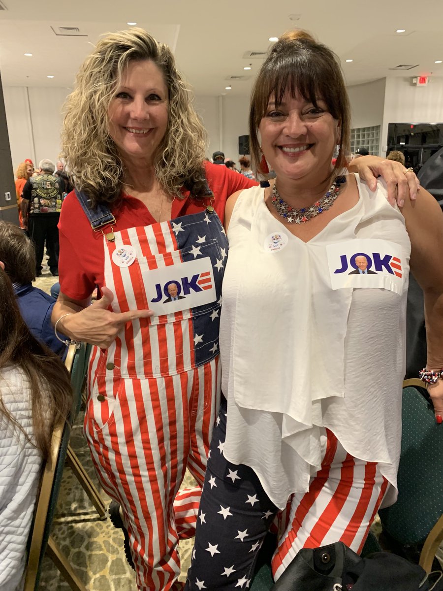 mad_liberals's tweet image. Getting to see Dan Scavino at #Club45 tonight!! 

Passed out 500 stickers!  Time to get more printed!