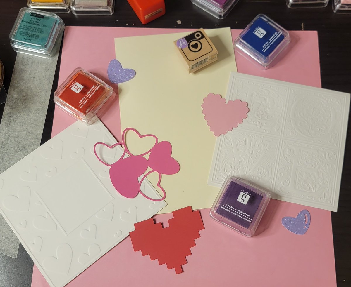 We are making Valentines cards #liveontwitch 
💕Whatcha waiting for? Come on over to twitch.tv/kyokopandua 💕

#vtuber #otakugirl #cosplayersofinstagram #craftersofinstagram #twitchstreamer