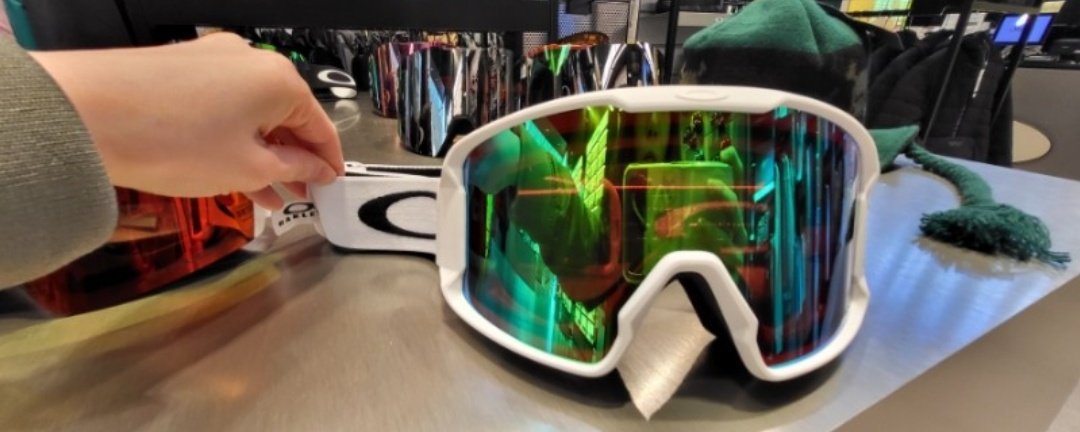 OP also went to the store and asked, where are goggle that song mino wears😂 and OP heard that the store got a lot of calls after mino wore it on  I live alone 👍

#MINO #송민호 <a href="/official_mino_/">official_mino_</a>