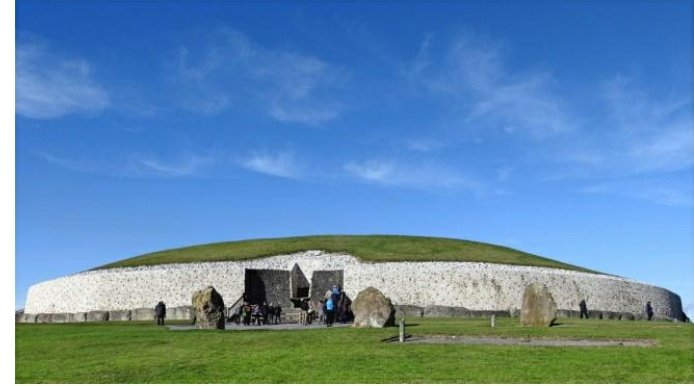 Assim é Brú na Bóinne, o maior complexo de arquitetura megalítica da Europa. Inclui mais de 90 monumentos deste tipo e foi construído seis séculos antes das pirâmides egípcias, por volta de 3200 aC.