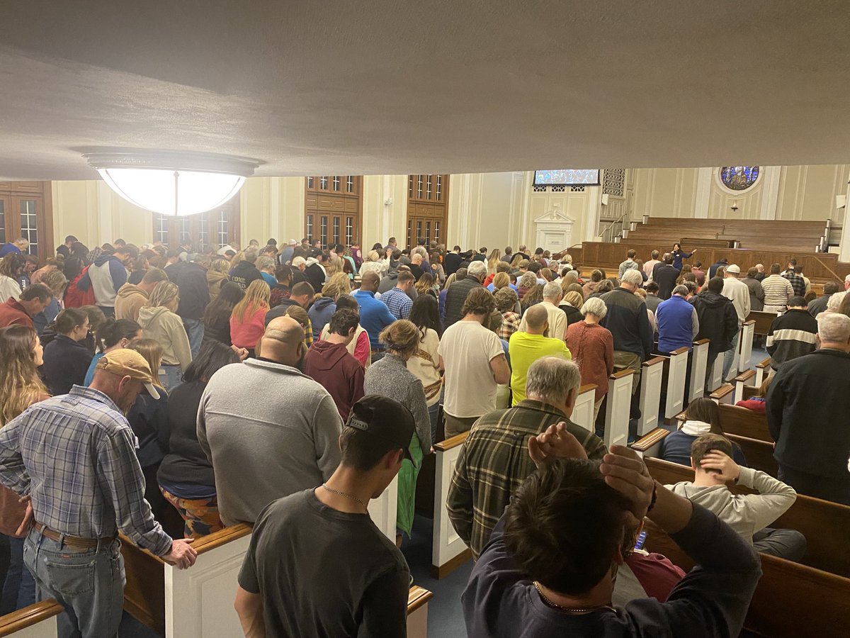 TimTennent's tweet photo. Estes chapel full of people crying out to God! https://t.co/DgfhcIsgb1