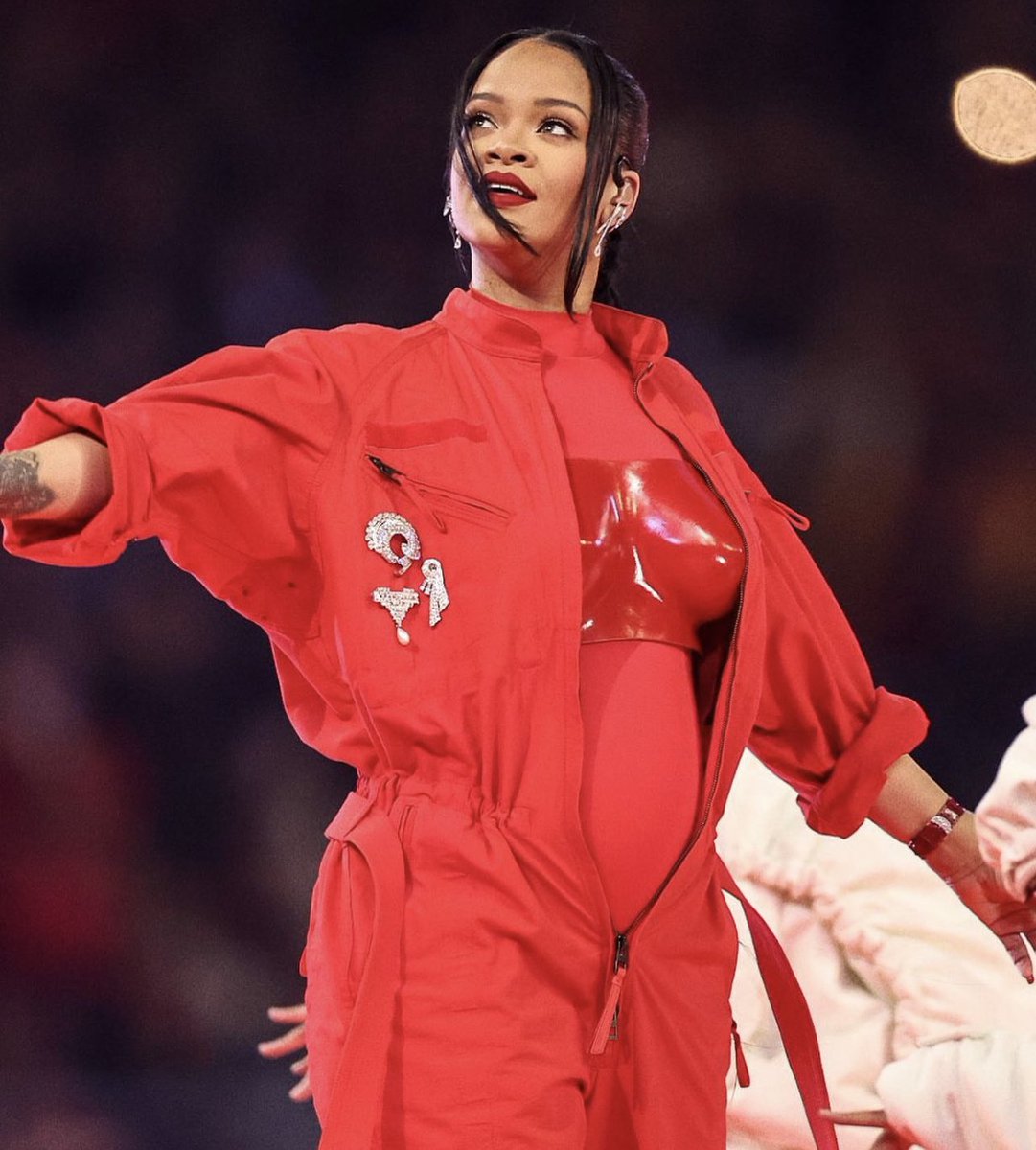 designforai_'s tweet photo. La moda comunica ❤️

Anoche #Rihanna cuenta al mundo de su 2ndo embarazo durante el gran show de entretiempo que hizo en el #Superbowl usando un bustier #Loewe hecho a medida

Un ejemplo de una mujer poderosa ❤️‍🔥

¿Qué te pareció el look? https://t.co/TYwt5R8SCj