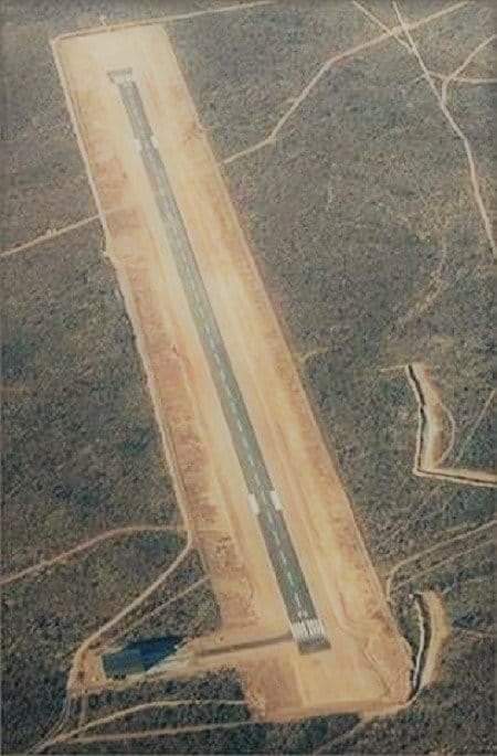 Angie16Nutto's tweet photo. Pista de Lewis en territorio argentino. Es una base inglesa, puede ir a Londres e ingresar nuevamente sin ningun drama. Nadie controla. https://t.co/fbUlbbddLf