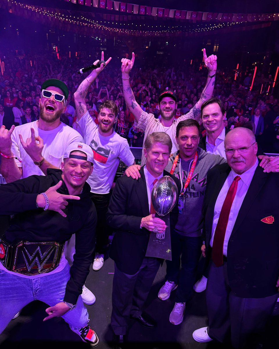 Chiefs's tweet photo. Legendary. 

@TheChainsmokers | #SBLVII https://t.co/RQzzAOVCzo