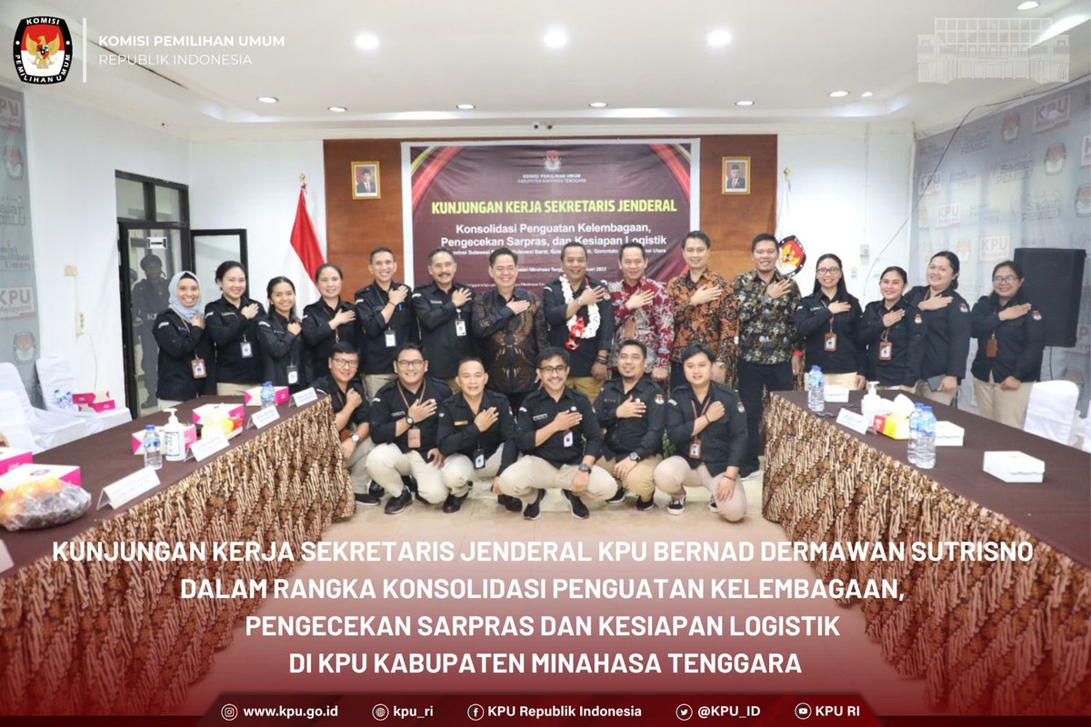 KPU_ID's tweet photo. #TemanPemilih, kunjungan kerja  Sekretaris Jenderal KPU Bernad Dermawan Sutrisno dalam rangka konsolidasi penguatan kelembagaan, pengecekan sarana prasarana dan kesiapan logistik tiba di KPU Kabupaten Minahasa Tenggara Provinsi Sulawesi Utara, Sabtu (21/01/2023). https://t.co/3XXur0it4n
