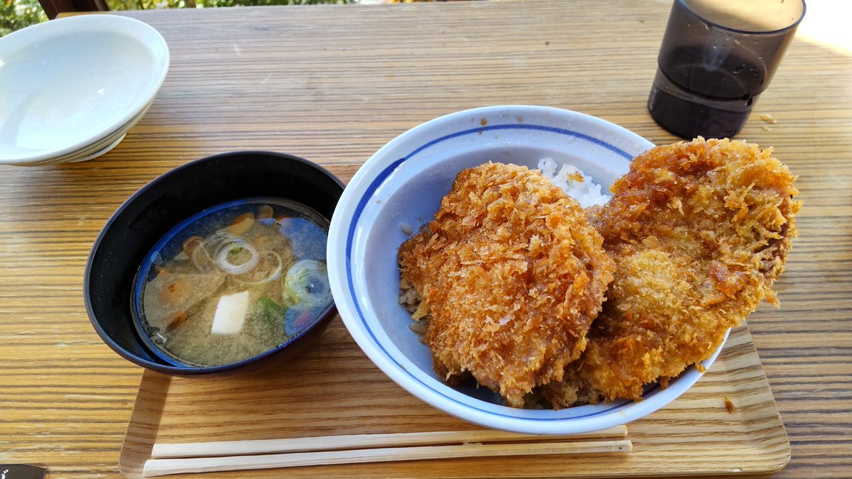 demeosport's tweet photo. @sayaka23isoyama 私も昨年の秋に三峯神社に行って同じお店でわらじ丼食べました。美味しかったです。さやかさんしかもとろろ蕎麦も一緒とはさすがガッツリ食べますね。😄 https://t.co/ms7GEVVZnk