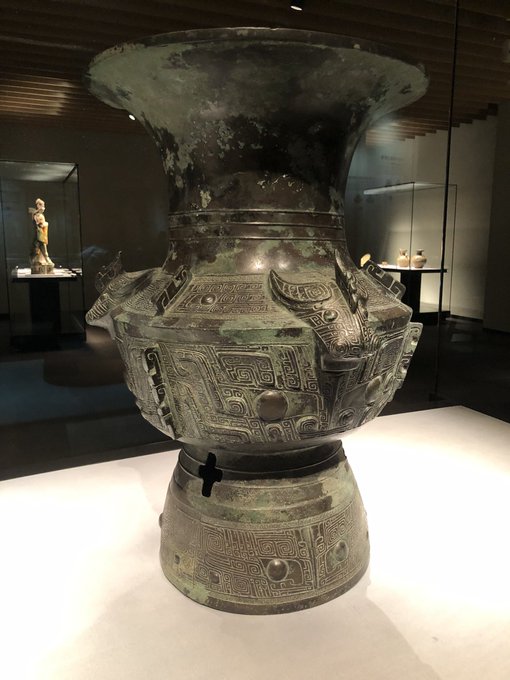 殷代の青銅器は、東博じゃなくて根津美術館の方が多いんだけど、まあ、カッコいいので
あとこれ饕餮紋って呼ばれてるけど、饕餮じゃないって聞いたような 