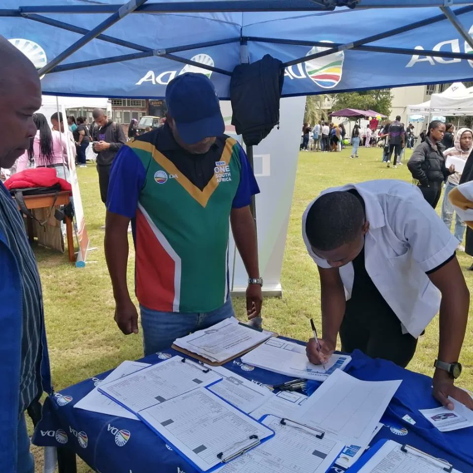 On Friday, DASO was present at the Societies extravaganza. 
We thank all students, DA Councillors and staff for showing up in numbers. 

Please do not forget to sign up for DASO this year. 
#dasoru2023