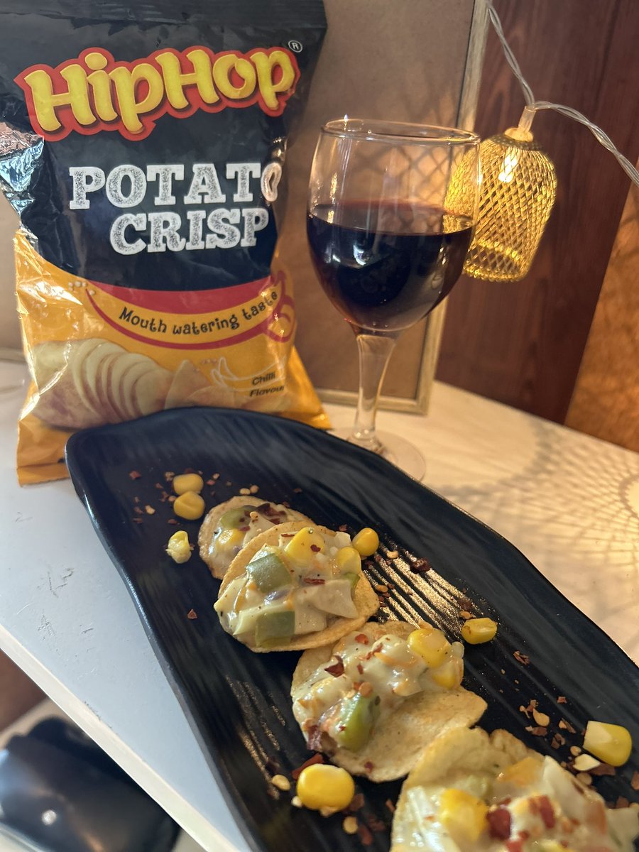 hiphopsnacks_ug's tweet photo. Sharing is caring, and a packet of #hiphop proves that right. Make it simple and thoughtful this season of #love. Happy Valentines Day Kampala🧡
.
.
.
#ValentinesDay #uganda #kampala #entebbe #crisps https://t.co/8B0UG3RQVv