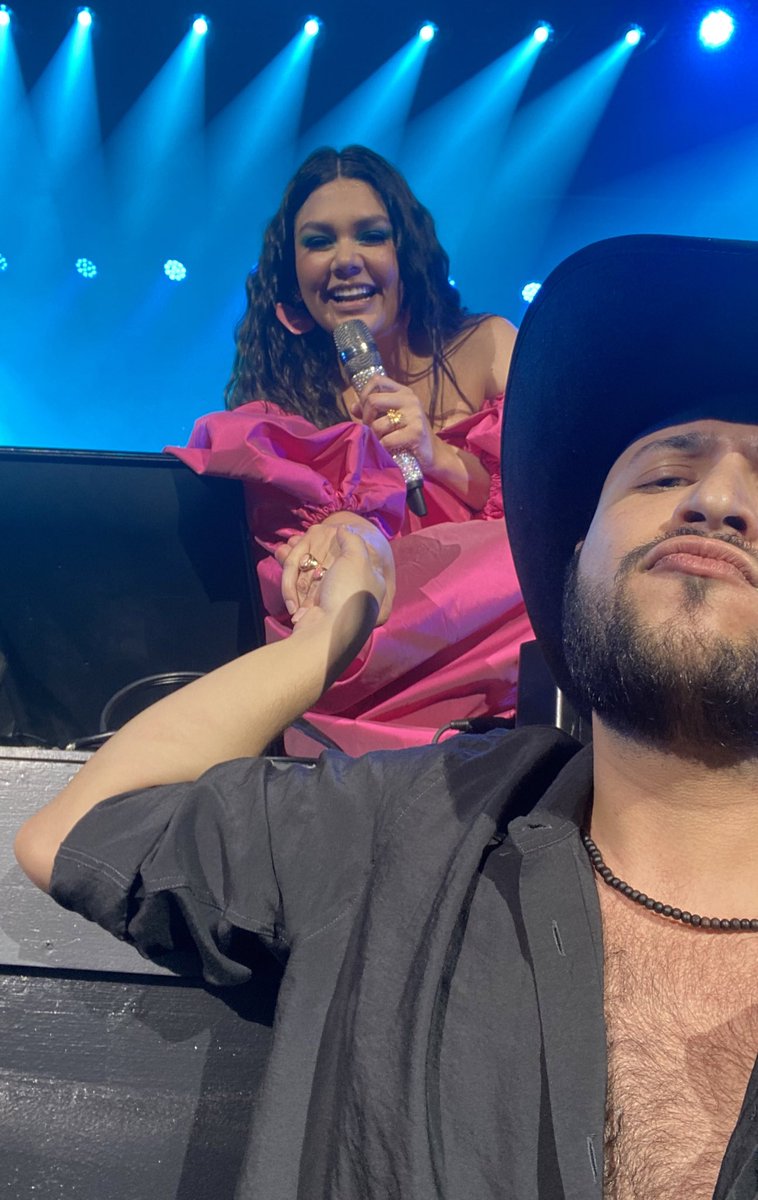 JoseeAdriaan's tweet photo. Ayer Yuridia hizo mi sueño realidad. Me cantó 😭😭 aún no lo puedo creer. Nunca lo voy a superar. Te amo @yuritaflowers https://t.co/s3rqfZ64Zx